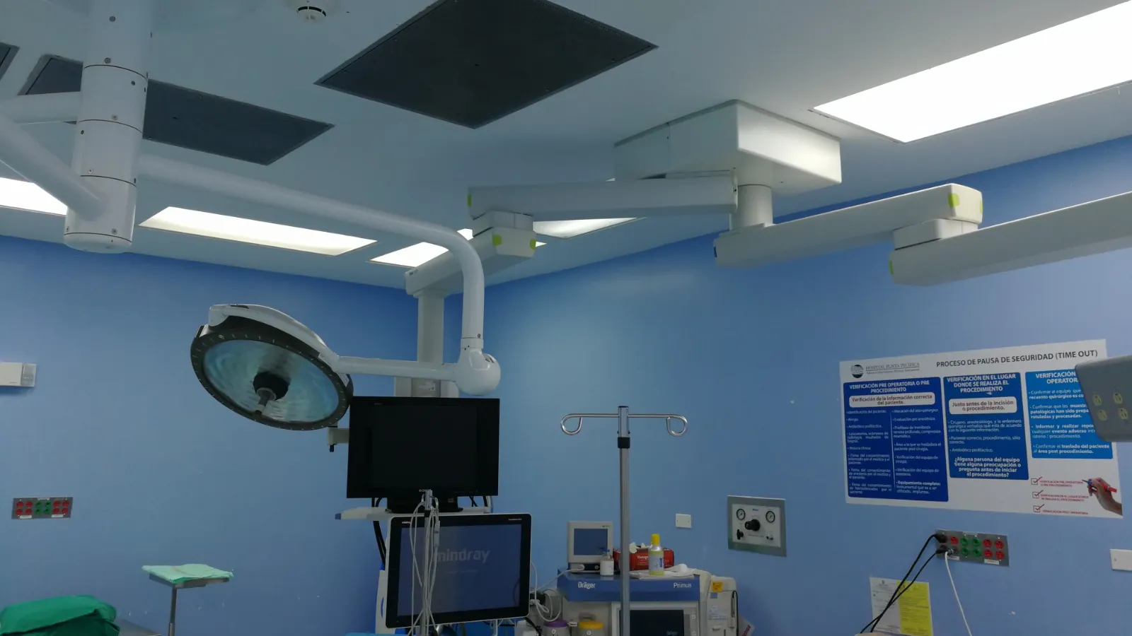 Quirófano con instalación eléctrica y sistemas especiales ejecutados por INSOSA