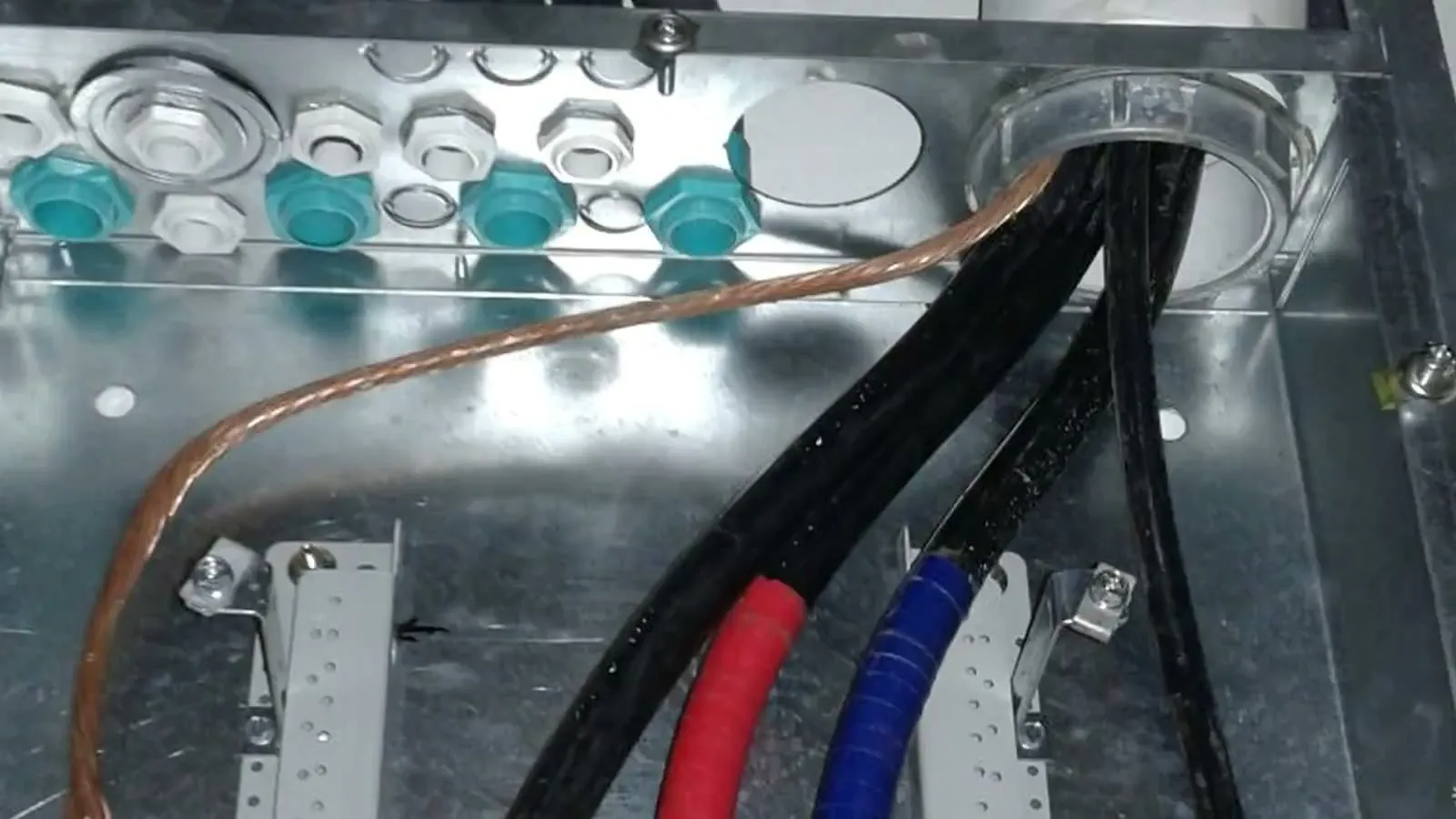 Conductor de cobre y cables de acometida entrando a un tablero eléctrico instalado por INSOSA