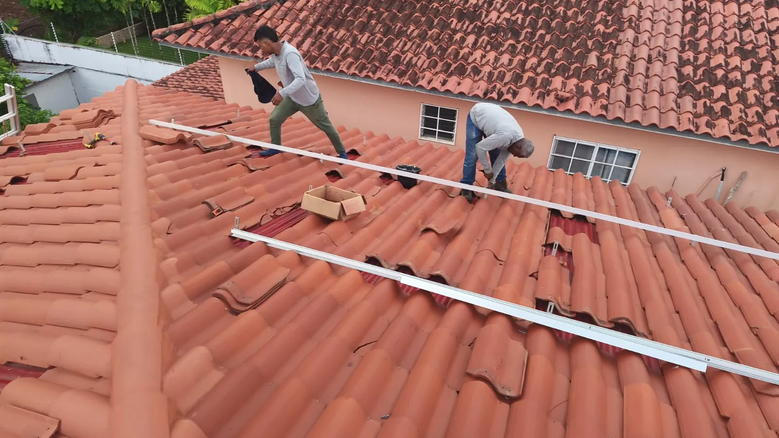 Técnicos de INSOSA trabajando en obra