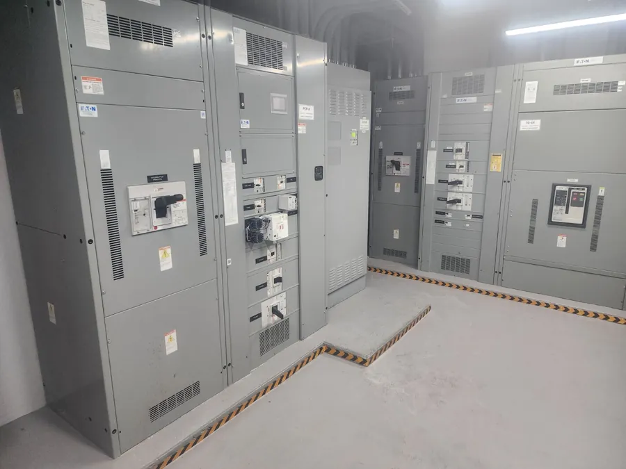 Cuarto eléctrico con tableros de distribución instalados por INSOSA