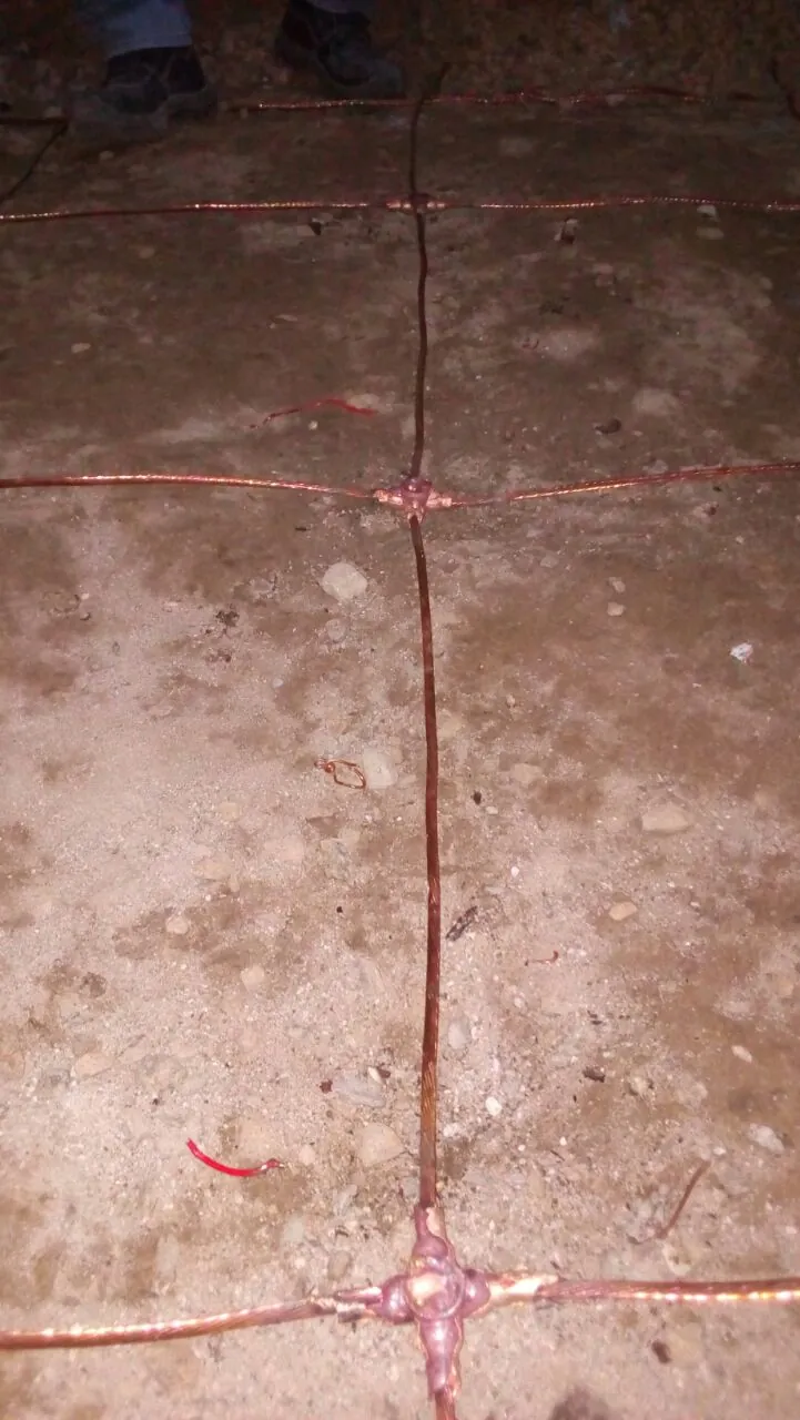 Cruce de conductor de cobre en malla de puesta a tierra unido con soldadura exotérmica