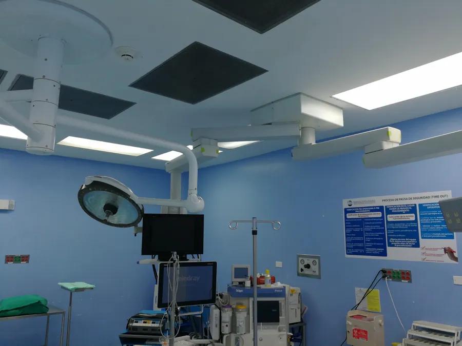 Quirófano con instalación eléctrica y sistemas especiales ejecutados por INSOSA en Panamá